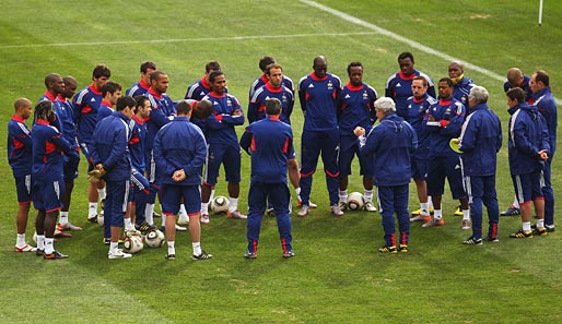 Südafrika, 2010: Frankreichs Nationalteam lauscht einer Ansprache von Trainer Domenech