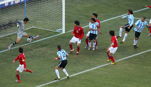 Das 1:0 für Argentinien: Chu-Yong Park (3.v.r.) trifft ins eigene Tor