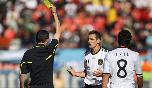 Miroslav Klose sah noch in der ersten Hälfte gegen Serbien zweimal Gelb