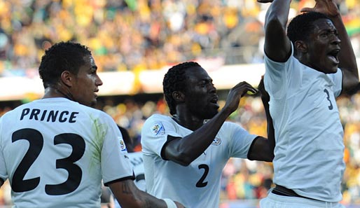 Kevin-Prince Boateng (l.) und Hans Sarpei feiern mit Asamoah Gyan (r.)