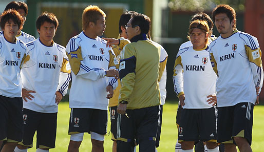 Japan besiegte Kameruns Löwen im ersten Vorrunden-Spiel mit 1:0