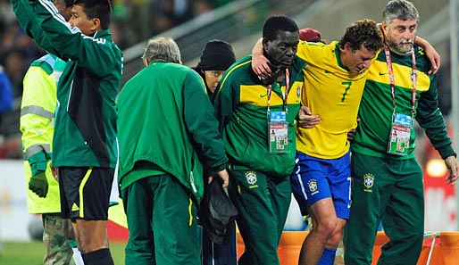 Elano (2. v. r.) musste nach dem Tritt des Ivorers Tiote verletzt vom Platz