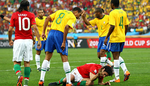 Mächtig Zoff auf dem Platz: Gilberto Silva (Mitte) pfeift den Portugiesen Tiago zusammen