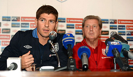 Steven Gerrard (r.) neben Coach Roy Hodgson auf der Pressekonferenz in Chisinau