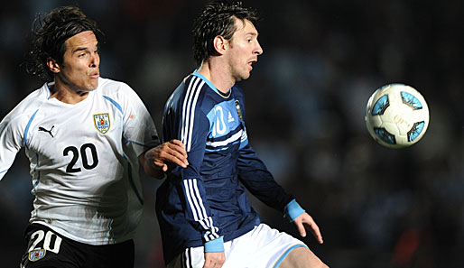 Lionel Messi (r.) und Argentinien haben mit Uruguay eine schwere Aufgabe zu bewältigen