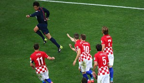 Proteststurm: Die Spieler Kroatiens belagern Schiedsrichter Yuichi Nishimura nach dessen Elfmeterpiff