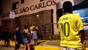 Brasilianische Fans warteten vor dem Krankenhaus auf ihren verletzten Star