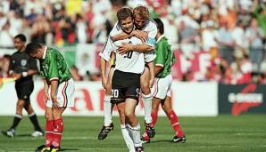Bierhoff und Klinsmann feiern den 2:1 Siegtreffer bei der WM 1998.