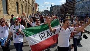 Iranische Fans ziehen durch die Straßen von St. Petersburg.