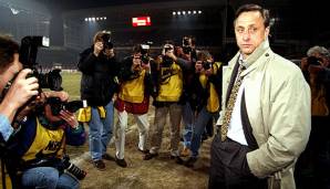 Fotografen lichten Barca-Trainer Johan Cruyff vor dem UEFA-Cup-Spiel gegen PSV Eindhoven 1996 ab.