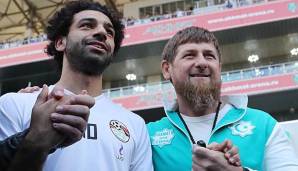 Mohamed Salah posiert mit dem Tschetschenien-Präsident Ramsan Kadyrow am Rande des Nationalmannschaftstrainings.