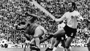 WM 1966: Franz Beckenbauer schoss in England als Abwehrspieler gleich vier Tore. Der 20-Jährige sorgte zudem dafür, dass Deutschland bis zum Endspiel nur zwei Gegentreffer kassierte. Die Finalniederlage gegen England konnte auch er nicht verhindern.