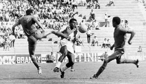 WM 1970: Der Peruaner Teofilo Cubillas erzielte im Gruppenspiel gegen Marokko einen Hattrick und traf bei der Weltmeisterschaft in Mexiko sogar noch drei weitere Mal. Im Viertelfinale verlor Peru schließlich gegen Brasilien mit 2:4.