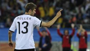 WM 2010: Auch in Südafrika gewann mit Thomas Müller ein Deutscher den Award. Der Münchner erzielte insgesamt fünf Treffer und wurde zudem Torschützenkönig. Im verlorenen Halbfinale gegen Spanien fehlte er gelbgesperrt. Was wäre passiert...?