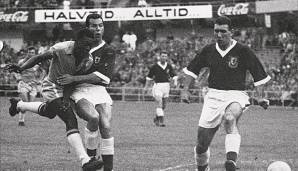 WM 1958: Beim Turnier in Schweden fehlte der 17-jährige Pele in den ersten Spielen angeschlagen. In der K.o.-Runde verzauberte er die Welt mit sechs Treffern - zwei davon beim 5:2-Finalsieg Brasiliens gegen den Gastgeber.