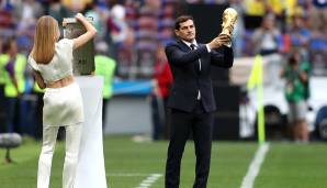 Bevor es so richtig losging mit der Eröffnungszeremonie, präsentierte Iker Casillas an der Seite von Model Natalia Vodianova den WM-Pokal.