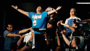 Auf ihn waren ständig die Kameras gerichtet: Während Argentinien verzweifelt um den Achtelfinal-Einzug kämpfte, verlor Diego Maradona auf der Tribüne völlig die Kontrolle. So reagiert das Netz auf den besorgniserregenden Auftritt Maradonas.