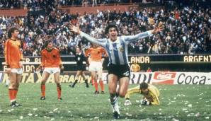 WM 1978 in Argentinien: Der Goldene Schuh für den besten Torschützen bei einer WM wurde 1978 eingeführt. Passend zur Heim-WM holte sich der Argentinier Mario Kempes mit sechs Treffern den Titel und wurde ganz nebenbei noch Weltmeister.