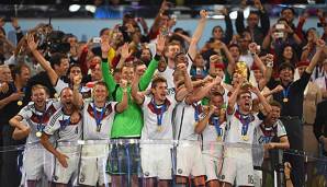 Philipp Lahm wird WM-Pokal und damit den Stolz des deutschen Fußballs der letzten vier Jahre übergeben.