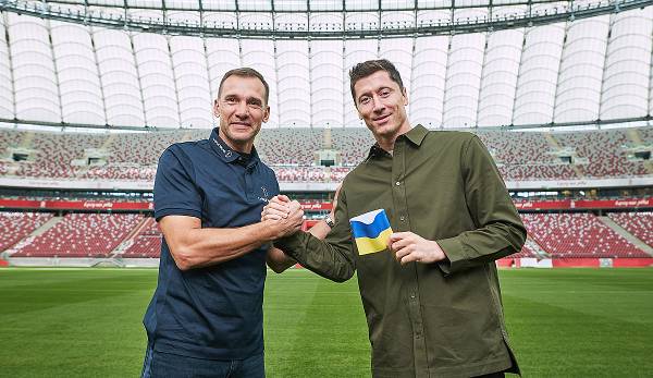 Die ukrainische Legende Schewtschenko überreichte Lewandowski eine Binde in den ukrainischen Farben.