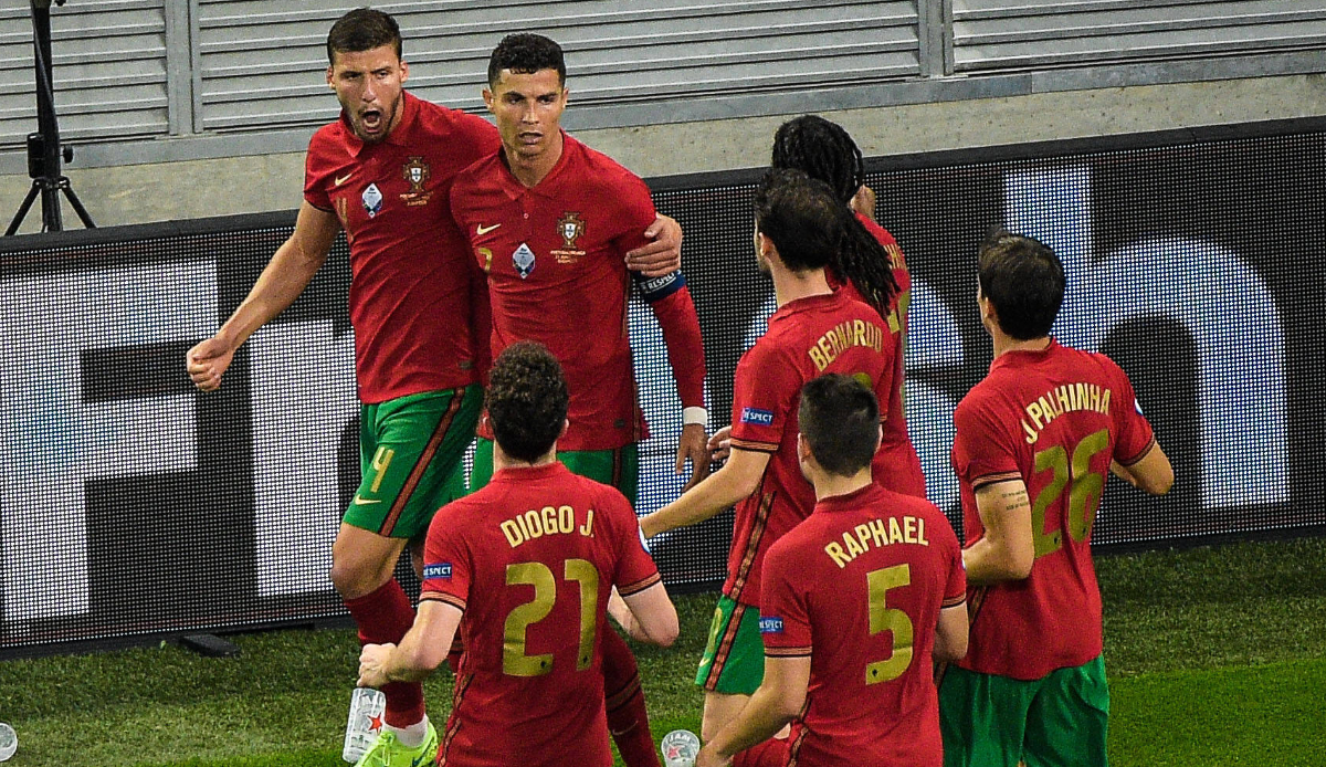 Portugals Nationaltrainer Fernando Santos stehen zahlreiche Top-Spieler für die WM in Katar zur Verfügung. Die Zusammenstellung des Kaders, geschweige denn von der Startaufstellung, wird eine Mammutaufgabe.