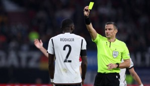 DFB-Spieler Antonio Rüdiger sieht die Gelbe Karte.