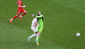 Böse Szene: Nach diesem Einsteigen sieht Wales Keeper Hennessey die rote Karte.