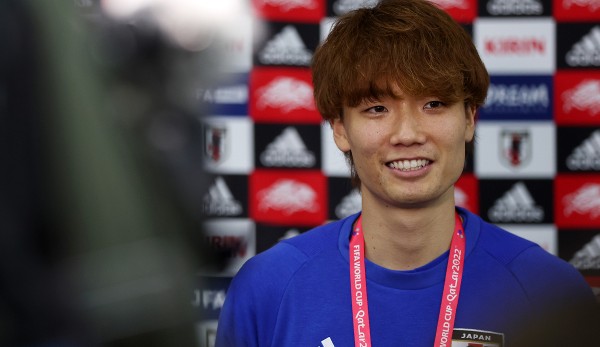Ko Itakura von Borussia Mönchengladbach versucht mit seinen technischen Fähigkeiten das Spiel von Japan zu dirigieren.