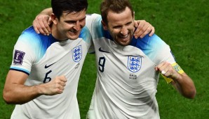 Abwehrchef Harry Maguire (l.) und Kapitän Harry Kane feiern Englands Einzug ins Viertelfinale.