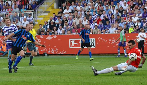 Die entscheidende Szene des Spiel: Löning legt den Bal an Keeper Berbig vorbei und trifft zum 0:1