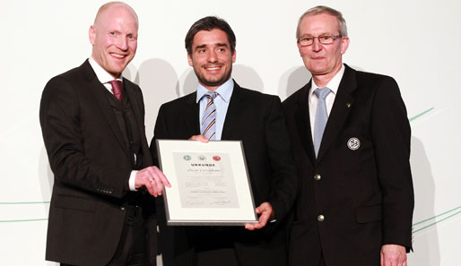 Oscar Corrochano (M.) hat im März den Trainerlehrgang des DFB abgeschlossen