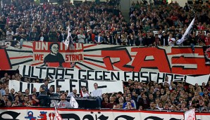 Fans von Fortuna Düsseldorf werden das Spiel gegen RB Leipzig vor dem Fernsehr verfolgen