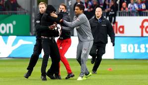 Sogar St. Paulis Torwarttrainer Matthias Hain und Angreifer Sami Allagui halfen dabei, die Ultras zu stoppen