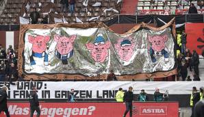 Andere Banner waren da schon etwas stilloser. Neben diesen Schweineköpfen war zu lesen: "Spieglein, Spieglein an der Wand: Wer sind die schlechtesten Fans im ganzen Land?"