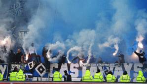 Immer wieder zündeten die Fans Pyrotechnik. Mal die HSV-Anhänger ...