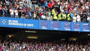 Die Stadion-Uhr im Volksparkstadion wird abmontiert.