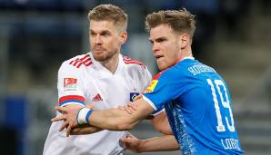 Simon Terodde (Hamburger SV) und Simon Lorenz (Holstein Kiel) im Zweikampf.