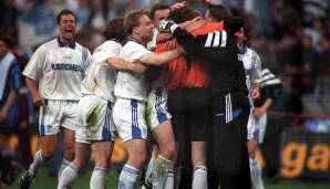 Pure Erlösung dann am 21. Mai 1997 im Rückspiel: Schalke gewinnt 4:1 im Elfmeterschießen und wurde in diesen Trikots UEFA-Pokal-Sieger!
