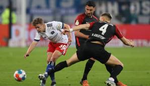 HSV-Spieler Anssi Suhonen im Zweikampf mit Freiburgs Nico Schlotterbeck und Vincenzo Grifo.