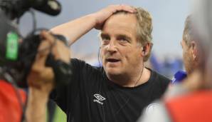 Grammozis' Co-Trainer Mike Büskens übernahm im März 2022 als Cheftrainer. Das Schalker Urgestein gewann sieben seiner acht Partien und ermöglichte S04 durch diesen Lauf doch noch den Wiederaufstieg. Unter Kramer rückt Büskens wieder ins zweite Glied.