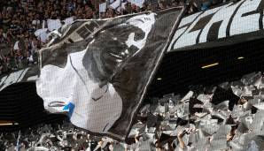 Der Hamburger SV bestritt sein Zweitliga-Heimspiel gegen Hansa Rostock am Sonntag mit einem besonderen Trikot zu Ehren des verstorbenen Fußball-Idols Uwe Seeler.