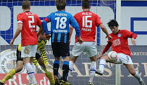Markus Krösche (M.) besorgte per Elfmeter Paderborns 1:0 gegen Hertha BSC