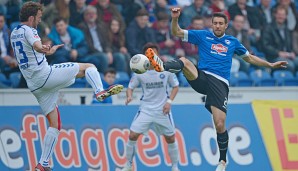 Ball(ett): Karlsruhes Dominic Peitz (.) und Bielefelds Patrick Schönfeld