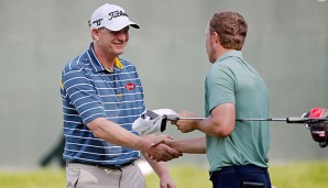 Tom Gillis (l.) gratuliert Jordan Spieth (r.) zum Sieg in Silivs/Illinois