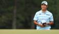 Der japanische Golfprofi Hideki Matsuyama greift beim 85. US Masters in Augusta/Georgia nach dem grünen Sieger-Jackett.