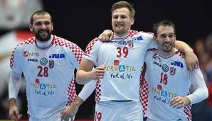 Kroatiens Zeljko Musa, David Mandic und Igor Karacic feiern die perfekte Vorrunde der Kroaten bei der Handball-WM.