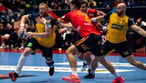 In der Vorrunde der handball-EM 2022 setzte sich Spanien (rot) gegen Schweden durch.