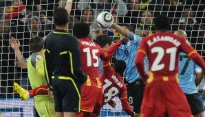 Mit einem Handspiel auf der Torlinie verhalf Suarez Uruguay zum Halbfinaleinzug 2010.