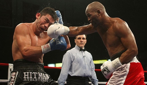 Bernard Hopkins (r.) hat eine Kampfbilanz von 50-5-1