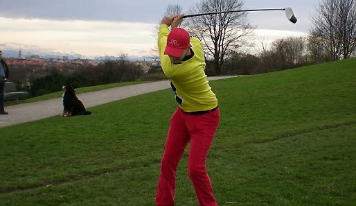 SPOX-Redakteur Florian Regelmann beim Crossgolfen durch den Münchener Olympiapark